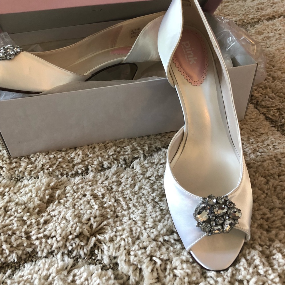Beautiful dyeable light ivory low heeled pumps